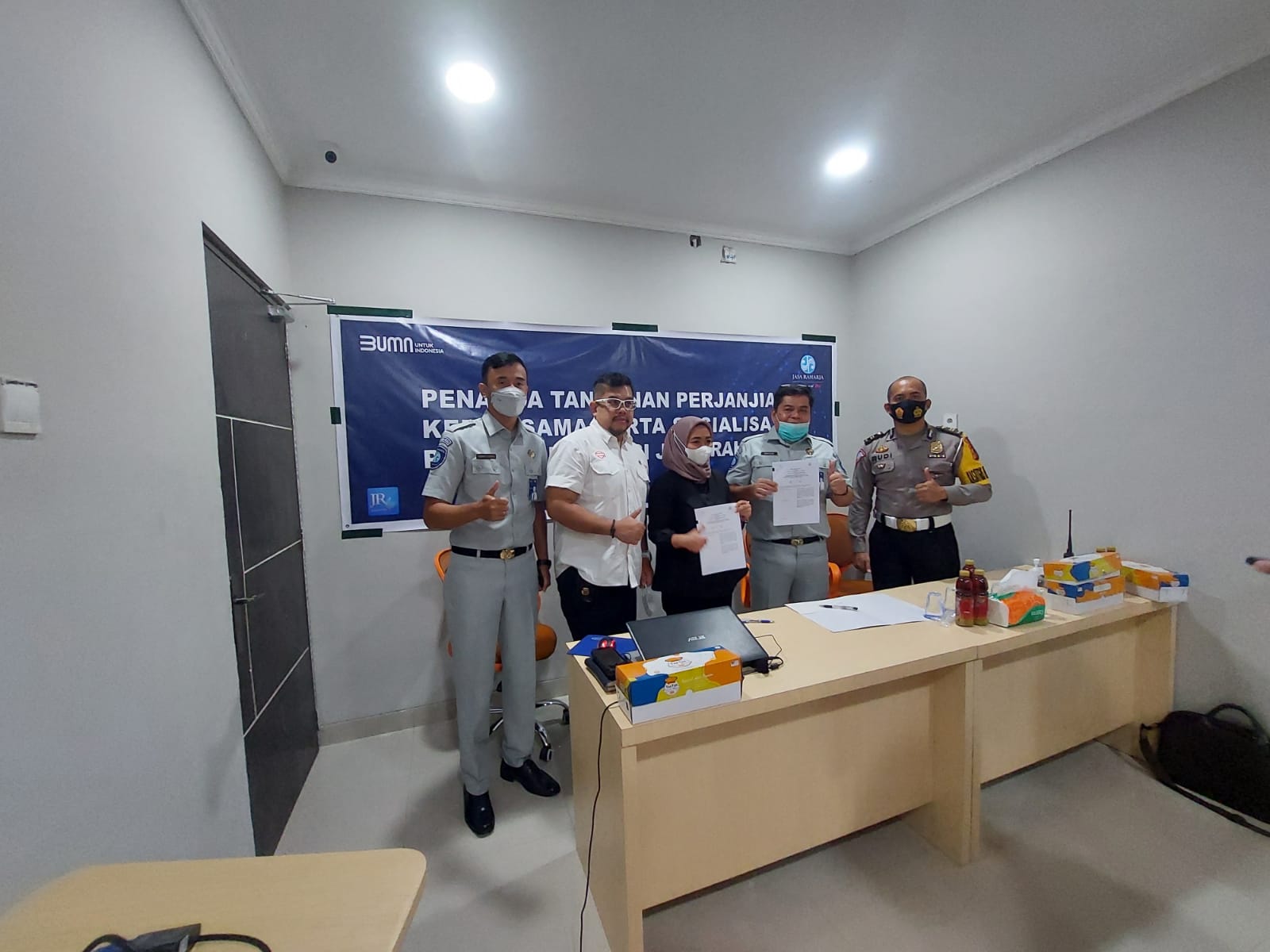 Kepala Jasa Raharja Perwakilan Dumai Rudi Eldis SE MM CHCM dan dan Direktur RS Graha Jasmine dr Husni Widyati, Kanit Laka Polres Dumai Rudi Artono Sitinjak foto bersama usai penandatangan kerja sama, baru-baru ini.