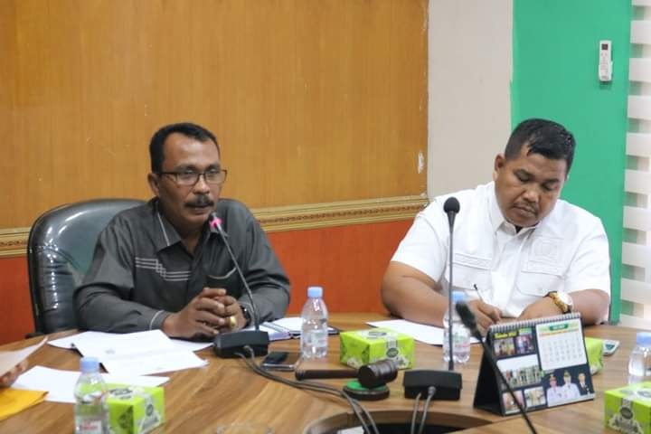 Ketua Pansus RTRW, Martimbang Simbolon didampingi Sekretaris Pansus, Budisantoso (kanan) ketika melakukan pembahasan bersama stakeholder terkait, baru-baru ini.