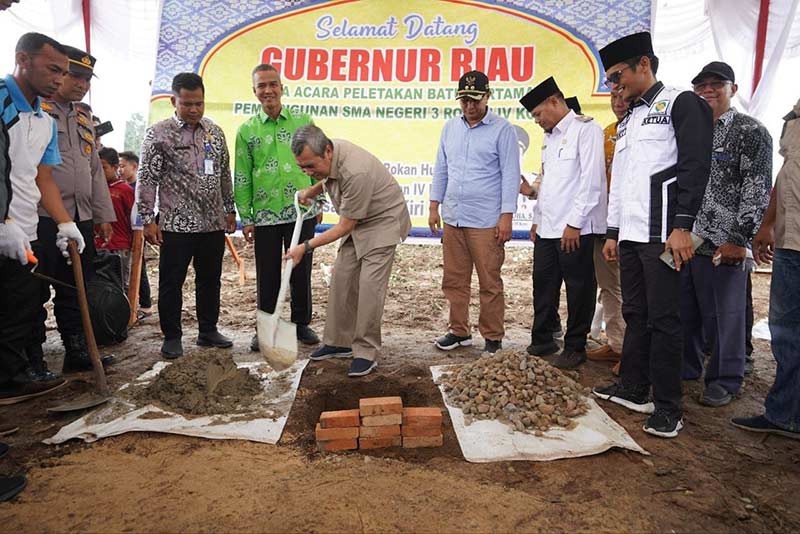 Gubernur Riau Drs H Syamsuar MSi melakukan peletakan batu pertama di SMAN 3 Rokan IV Koto, Kabupaten Rokan Hulu, Sabtu (18/3/2023).
