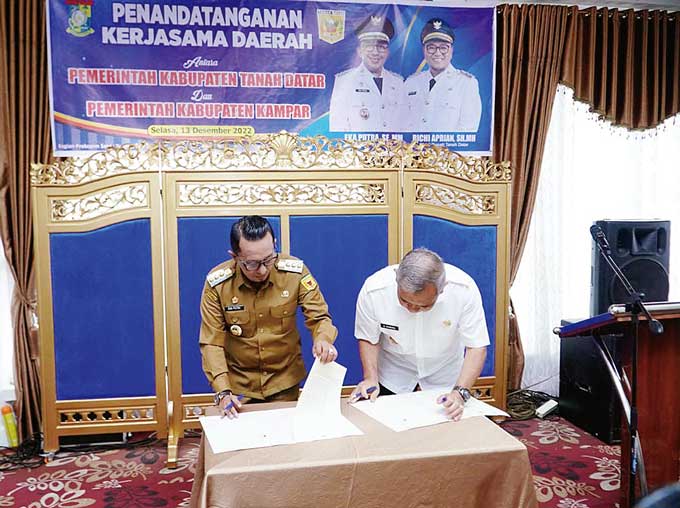 Pj Bupati Kampar Dr H Kamsol MM bersama Bupati Tanah Datar Eka Putra SE MM menandatangani kerja sama di Aula Rumah Dinas Bupati Tanah Datar, Sumatera Barat, Selasa (13/12/2022). Â 