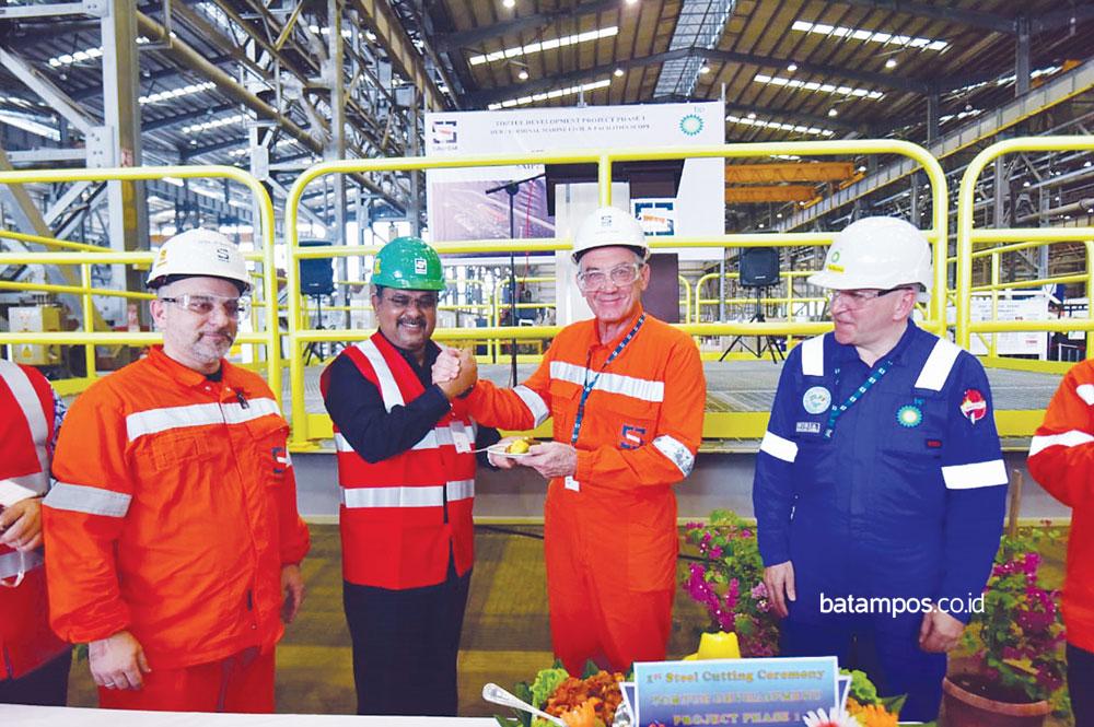 Bupati Karimun Aunur Rafiq memberikan tumpeng sekaligus ucapan selamat kepada GM PT Saipem Indoensia Karimun Yard, Ernesto De Franco, usai peluncuran pemotongan pelat besi pertama untuk Project Phase 1 Hub/ Terminal Marine Civil. (Humas PT Saipem Indones