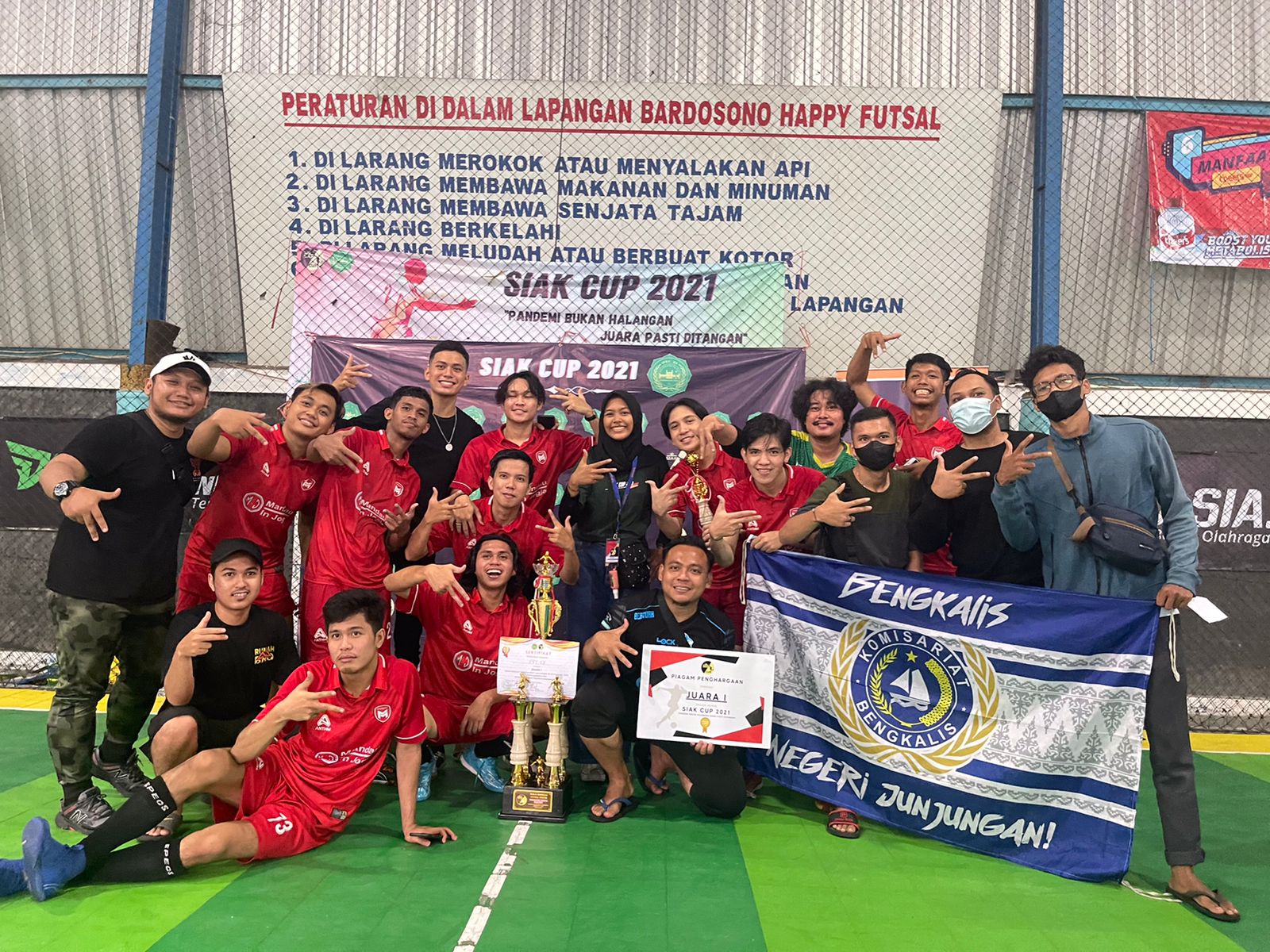 Tim Futsal Ikatan Pelajar Riau Yogyakarta (IPRY) Komisariat Bengkalis berfoto bersama usai meraih kemenangan pada final Siak Cup 2021 yang di gelar di Lapangan Bardosono, Umbulharjo, Yogyakarta, Ahad (19/12/2021).