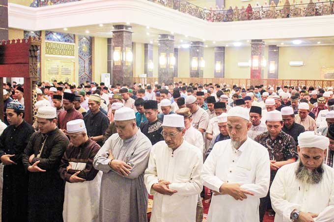 Suasana Salat Tarawih perdana di bulan Ramadan 1444 H di Dumai Islamic Center (DIC) dipenuhi masyarakat Dumai, Rabu (22/3/2023).