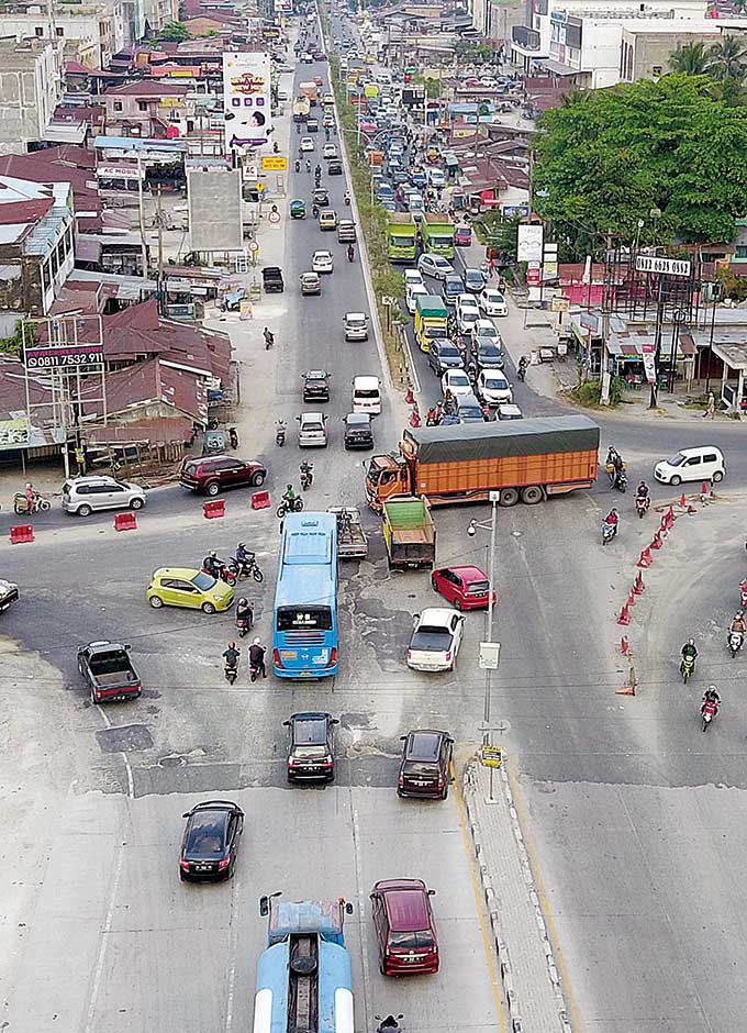 Kemacetan dan kesemrawutan arus lalu lintas kendaraan terjadi di Simpang Panam (simpang Jalan HR Soebrtantas-Jalan Kubang-Raya-Jalan Garuda Sakti), Senin (4/4/2022). Situasi ini hampir terjadi setiap hari.