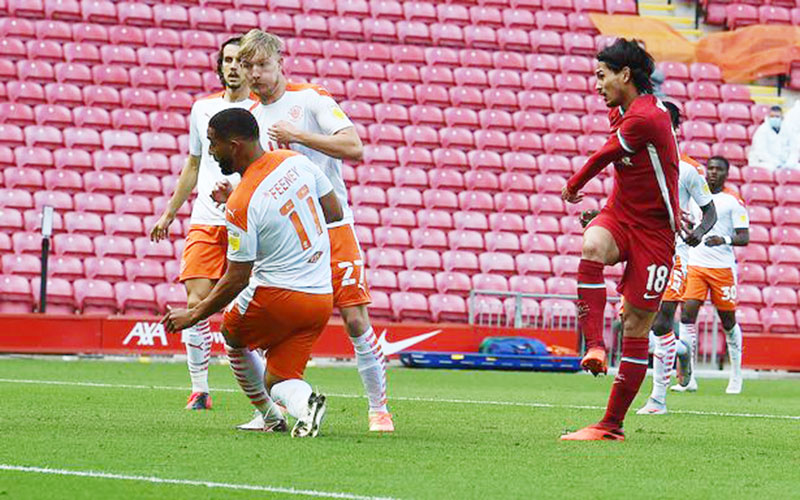 Takumi Minamino (kanan) saat menjebol jala Blackpool dalam pertandingan ujicoba, Sabtu (5/9/2020). (AFP/DAILY MAIL)