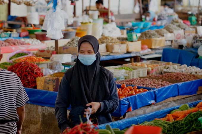 Aktivitas jual beli di pasar tradisional Pasar Pagi Arengka, Jalan Soekarno Hatta  terpantau sepi di saat penerapan PPKM level 4 di Kota Pekanbaru, Selasa (27/7/2021).