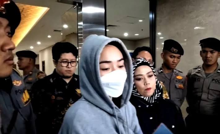 Amanda Manopo memberi keterangan ke wartawan setelah diperiksa Bareskrim Polri.