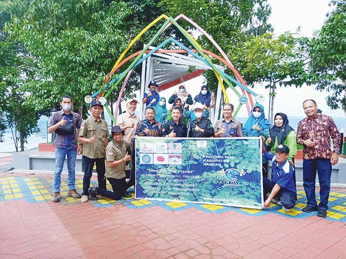 Senior Manager Perizinan Pertanahan danÂ  Komunikasi PT PLN Persero UIP Sumbagteng Hendra Suteni foto bersama usai menanam pohon kelor saat peringatan Hari Bumi di Puncak Kompe, Desa Koto Masjid, Kecamatan XIII Koto Kampar, Kabupaten Kampar, Kamis (21/4/2