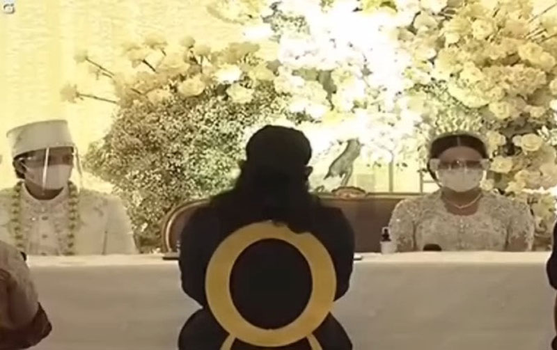 Atta Halilintar dan Aurel Hermansyah kini sudah sah menjadi suami-istri. Prosesi akad nikah digelar di Hotel Raffles di bilangan Setiabudi, Jakarta Selatan, Sabtu (3/4) siang.