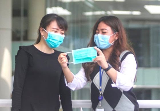 Ilustrasi mengenakan masker untuk mencegah penularan Covid-19.