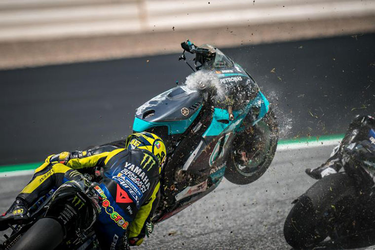 Foto ini memperlihatkan Valentino Rossi (Yamaha) saat selamat dari terjangan motor Franco Morbidelli (Petronas Yamaha) dalam kecelakaan di MotoGP Austria, Ahad (16/8/2020) lalu. (MOTOGP.COM)