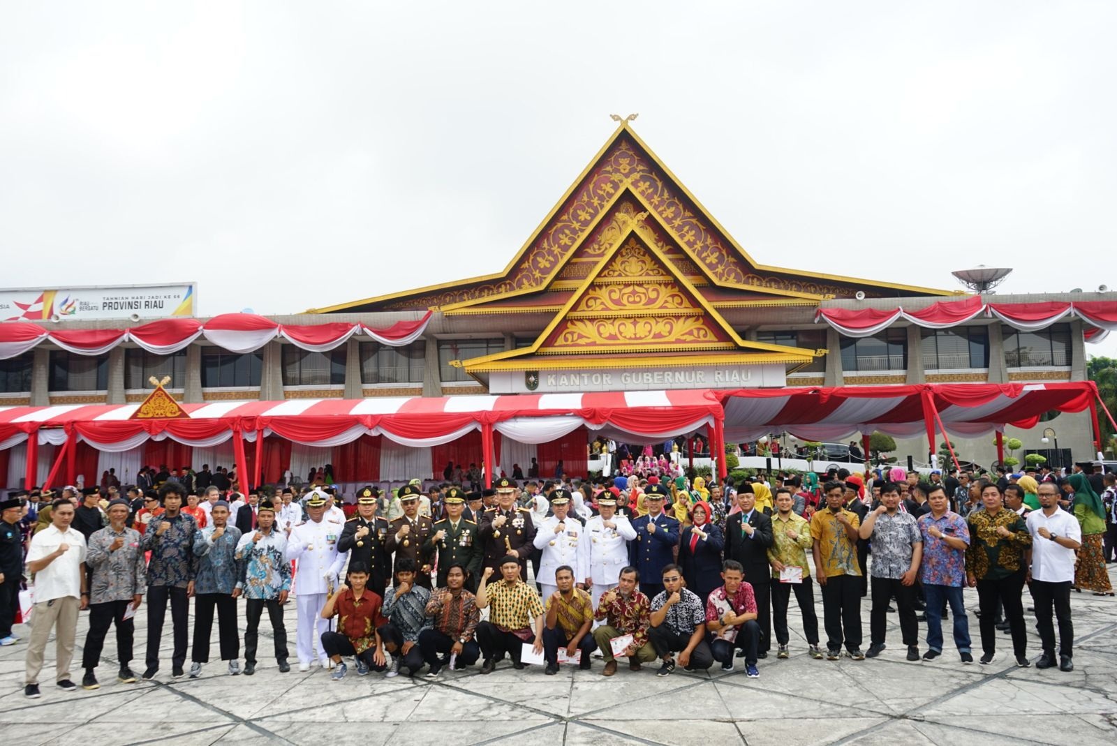 Gubri Syamsuar, Kapolda Irjen Pol Mohd Iqbal, Kasatgaswil Riau Densus 88 Anti Teror Kombes Pol Tejo Dwi Saptono BS SIK serta Forkopimda Riau berfoto bersama dengan eks napiter usai Upacara Penaikan Bendera Merah Putih di halaman Kantor Gubernur Riau, Kami