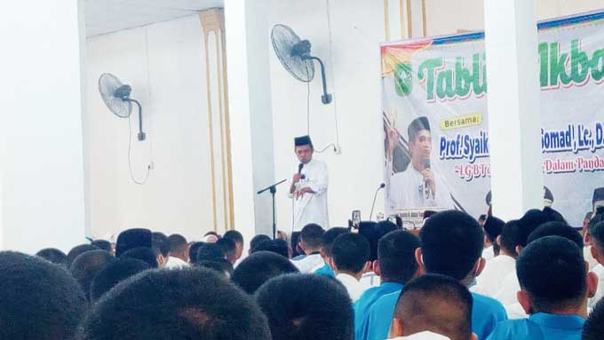 Ustaz Abdul Somad memberikan tausiah pada tablig akbar di SMAN 8 Pekanbaru, Jumat (13/1/2023).
