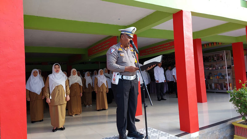 Wakasat Lantas Polresta Pekanbaru AKP Dasmaliki menjadi pembina upacara di SMAN 6 Pekanbaru, Senin (11/9/2023).