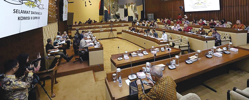 Anggota DPR RI asal Riau H Arsyadjuliandi Rachman saat rapat kerja Komisi II bersama mitra kementerian di Gedung Parlemen, Senayan, Jakarta, Rabu (13/9/2023).