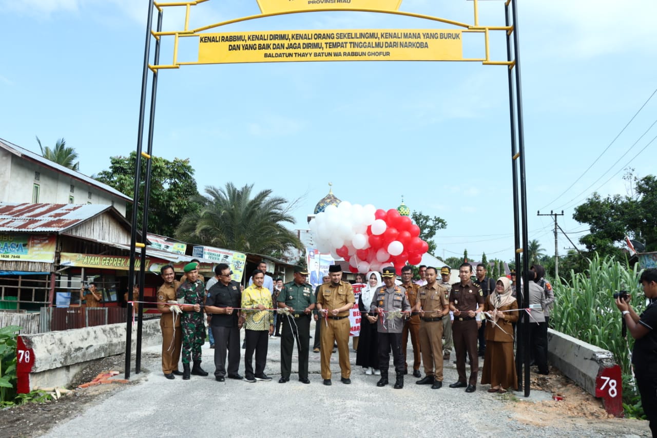 Kapolres Kampar AKBP Ronald Sumaja  didamping Staf Ahli Bidang Kemasyarakatan dan SDM Bupati Kampar Riadel Fitri, Wakil Ketua DPRD Kampar Repol SAg MIP meresmikan Kampung Tangguh Bebas Narkoba, di Desa Sipungguk Kecamatan Salo, Kabupaten Kampar, Selasa pa