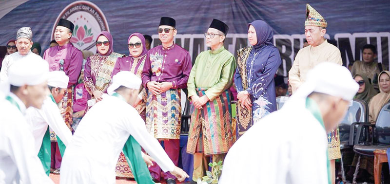 Bupati Rohil Afrizal Sintong SIP MSi bersama dengan Wabup Rohil H Sulaiman SS MH menyaksikan penampilan ratib togak yang dilakukan santri dan tokoh ulama.
