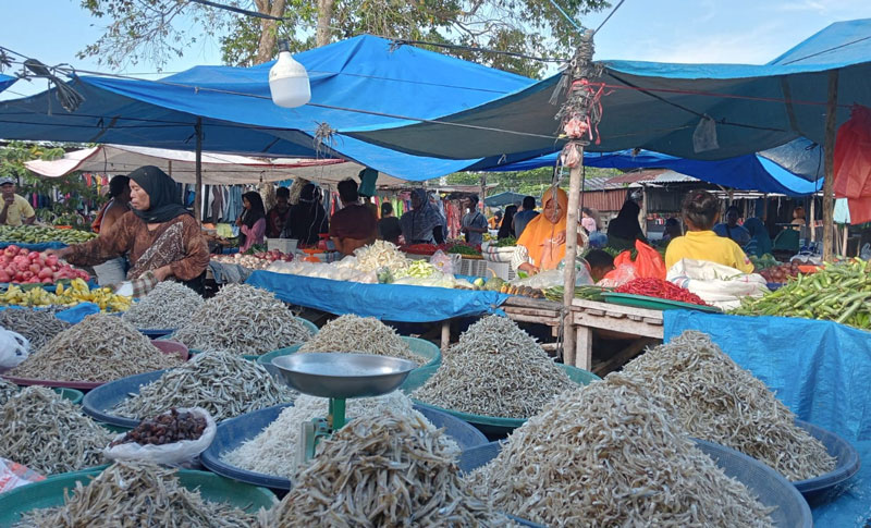 Pedagang pasar kaget di Jalan Pahlawan Kerja, Kecamatan Marpoyan Damai saat melakukan aktivitas jual beli, Ahad (17/12/2023).