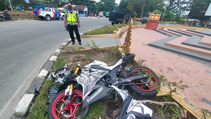 Sepeda motor korban saat mengalami kecelakaan tunggal di Jalan SM Amin Jalur Barat, Bundaran Tugu Songket Pekanbaru, Selasa (1/2/2022).