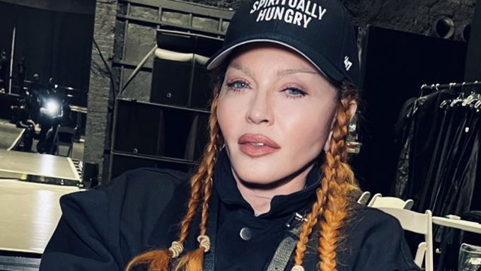Madonna yang kini berusia 64 tahan pamer kondisi wajah terbarunya usai operasi.