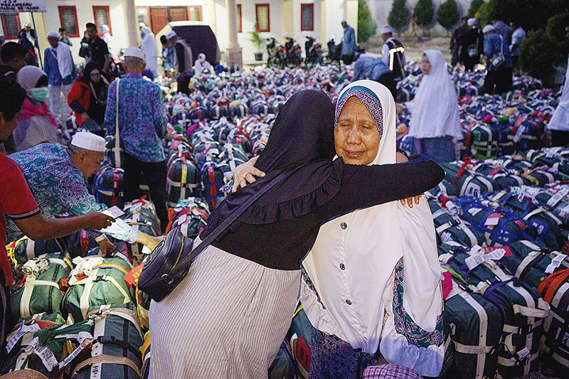 Jamaah haji Riau asal Pekanbaru disambut anaknya dengan pelukan begitu tiba di Kemenag Kota Pekanbaru. (DOK.RIAUPOS.CO)