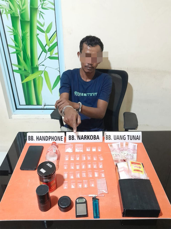 Satresnarkoba Polres Kampar berhasil mengamankan seorang pria yang diduga bandar narkoba di Dusun Situ Makmur, Desa Sari Galuh, Kecamatan Tapung, Selasa (20/12/2022).