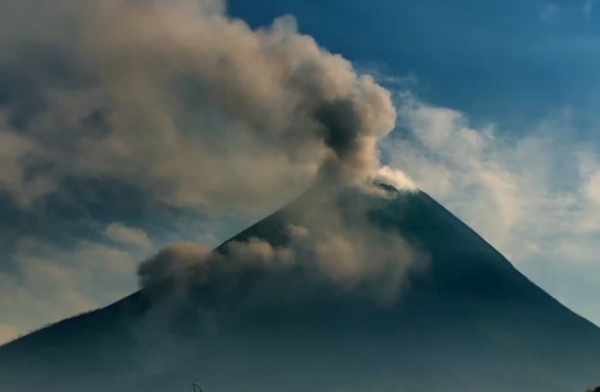Gunung Merapi meluncurkan awan panas guguran ke arah barat daya pada Jumat (20/8).