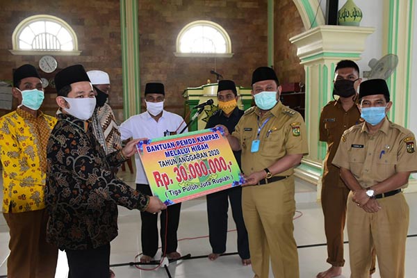 Bupati Kampar Catur Sugeng Susanto menyerahkan Rp30 juta untuk bantuan pembangunan Masjid Al-Muhajirin Muhammadiyah, Desa Batu Belah, Kecamatan Kampar. Bantuan diserahkan pada Senin (4/5/2020).