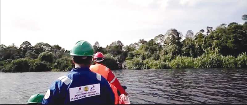 Karyawan PT BSP berperahu di Danau Zamrud yang merupakan salah satu danau gambut terluas di Indonesia, berada di Taman Nasional Zamrud, Kampung Dayun, Kecamatan Dayun, Kabupaten Siak.