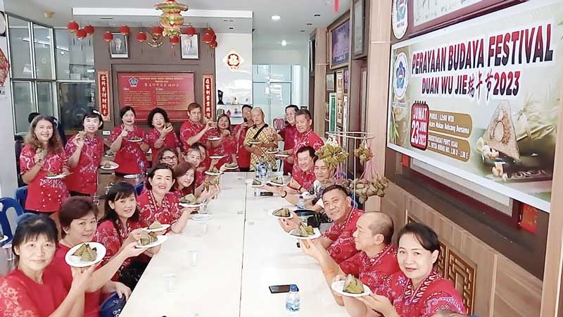 Ketua PSMTI Pekanbaru Kamin (tujuh kanan) menunjukkan kue bakcang dalam perayaan budaya festival Duan Wu Jie 2023 di Sekretariat PSMTI Riau, Jalan Setia Budhi, Pekanbaru, Jumat (23/6/2023).