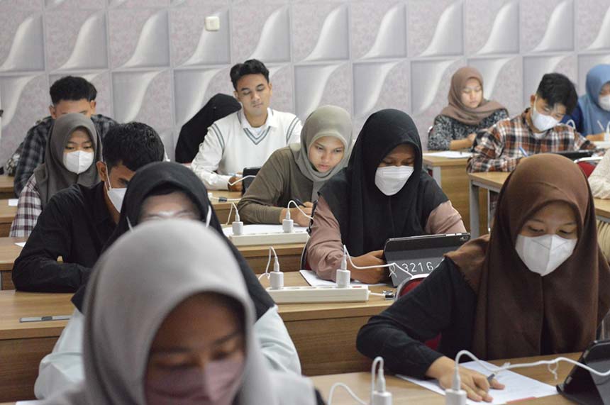 Peserta mengerjakan soal di tablet yang disiapkan saat mengikuti seleksi ujian masuk CBT UGM 2023 di BPMP, Jalan Gajah, Bambu Kuning, Pekanbaru, Rabu (21/6/2023).