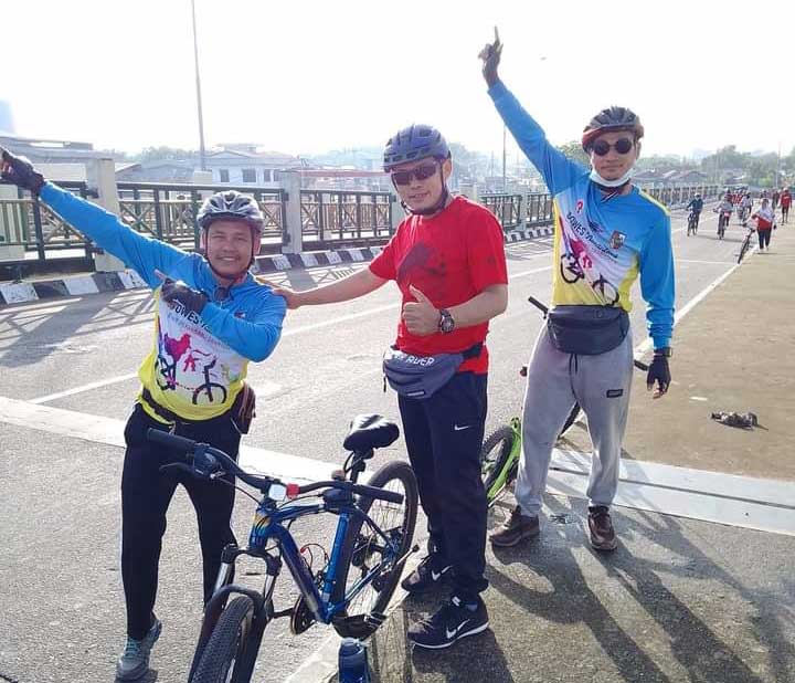 Para anggota Dumai Gowes Sehat foto bersama saat mengikuti gowes.