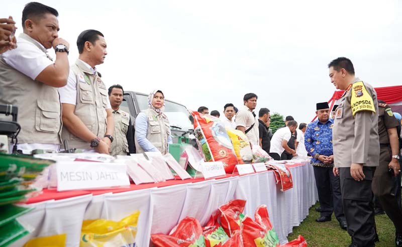Kapolda Riau Irjen Pol Mohammad Iqbal (kanan) melihat barang bukti (bb) beras oplosan yang berhasil diamankan Subdit I Ditreskrimsus Polda Riau dalam ekspose akhir tahun Polda, Selasa (19/12/2023).Â 
