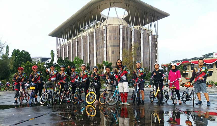 Komunitas Minion Pekanbaru foto bersama saat mengikuti iven Gowes Merdeka yang ditaja Riau Pos di Pekanbaru, beberapa waktu lalu.