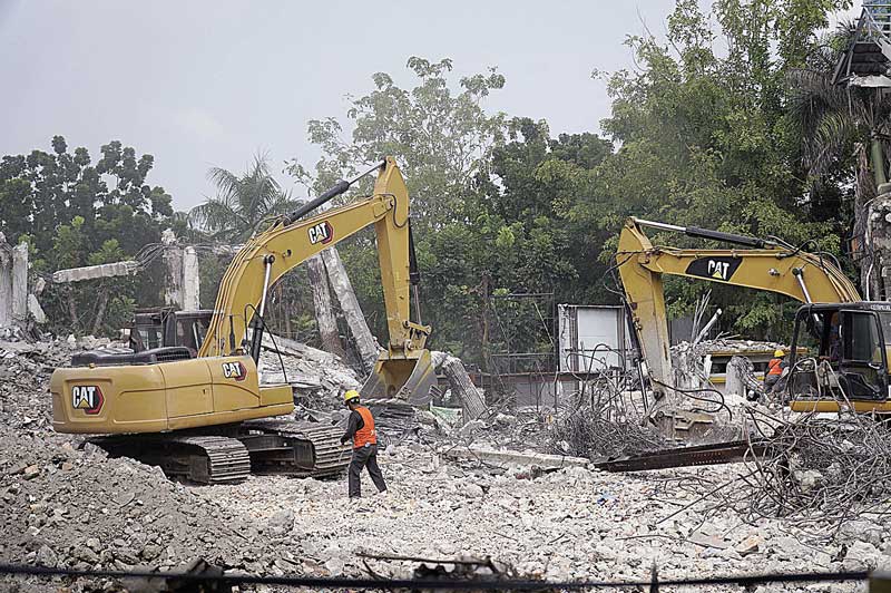 Alat berat ekskavator merobohkan gedung Mal Pelayanan Publik (MPP) Pekanbaru, Kamis (12/10/2023).
