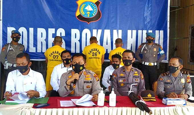 Kapolres Rohul AKBP Taufiq Lukman Nurhidayat SIK MH didampingi Kabag Ops Kompol Jhon Firdaus AMK, ekspose pengungkapan kasus tindak pidana Karhutla di Kawasan Bukit Suligi Kecamatan Tandun di Mapolres Rohul, Senin (2/8/2021).