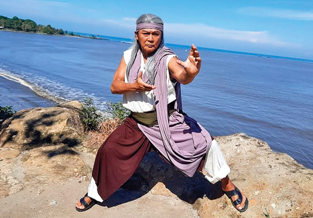 ACTION: Willy Dozan saat berlaga di sinetron Tutur Tinular sebagai Mpu Ranubaya pada akhir tahun lalu.