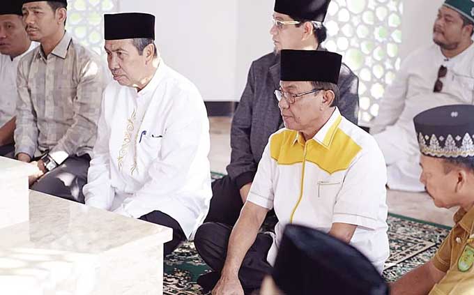 Bupati Inhil HM Wardan mendampingi Gubri H Syamsuar ketika berziarah ke Makam Tuan Guru Sapat, Selasa (11/4/2023).