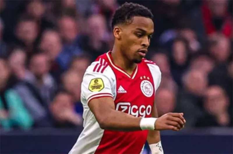 Aksi Timber ketika masih berseragam Ajax Amsterdam musim lalu.Â 