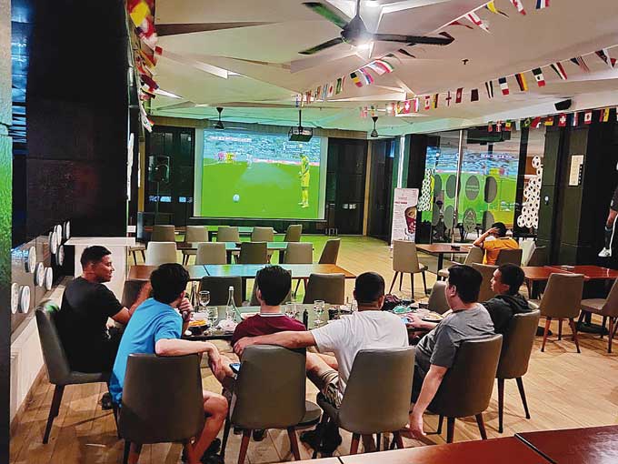 Suasana kemeriahan nonton bareng Piala Dunia Qatar 2022 di Novotel Pekanbaru, Ahad (20/11/2022).