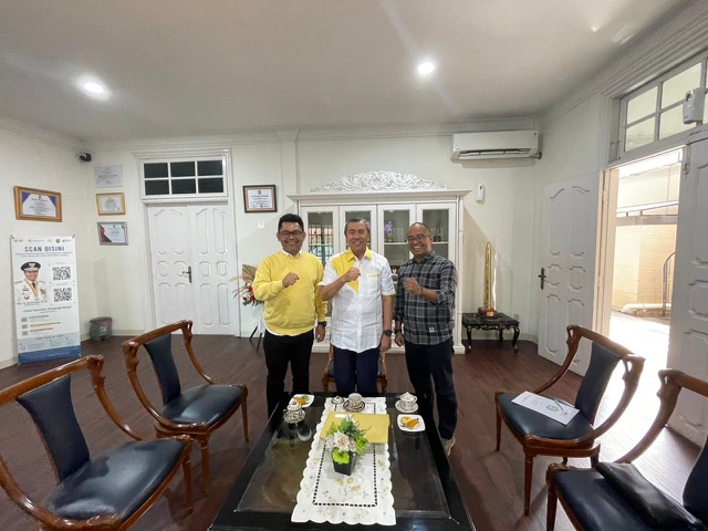 Pengurus SPS Riau berfoto bersama Gubri Syamsuar usai audiensi di kediaman gubernur, Kamis (19/1/2023).