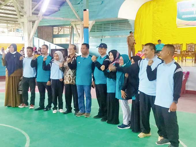 Wakil Bupati Rokan Hilir H Sulaiman SS MH foto bersama usai membuka secara resmi Olimpiade Olahraga Â Siswa Nasional (02SN) jenjang SD dan SMP se-Kabupaten Rohil di gedung olahraga perguruan Methodist Bagansiapiapi, Senin (20/6/2022).