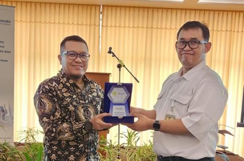 Chief Enterprise Business Officer XL Axiata, Feby Sallyanto (kiri) dan Dekan Fakultas Kedokteran Universitas Jenderal Soedirman Purwokerto, Mukhlis Rudi Prihatno saat penandatanganan perjanjian kerja sama antara XL Axiata dan Universitas Jenderal Soedirma