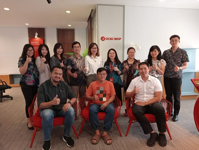 Ketua IKPI Cabang Pekanbaru Lilisen SE, MAk, BKP (lima kiri, belakang) didampingi Senior Branch Executive Bank OCBC NISP Pekanbaru Yuliana (enam kiri, belakang), narasumber yang juga anggota IKPI Cabang Pekanbaru Tandy Sevendy SE, MM, BKP, CTAP (tiga kiri
