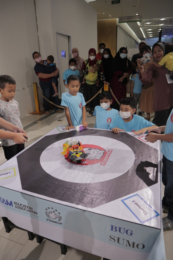 STEAM Cup Sumatera 2022 ajang kompetisi robotik yang digelar di Pekanbaru, Ahad (17/7/2022).