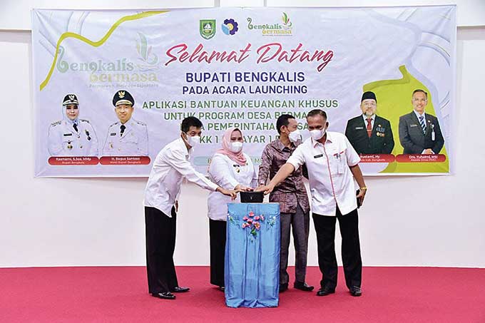 Bupati Bengkalis Kasmarni bersama sejumlah tamu undangan, menekan sirine launching aplikasi BKK Program Desa Bermasa di Politeknik Bengkalis, Rabu (18/5/2022).