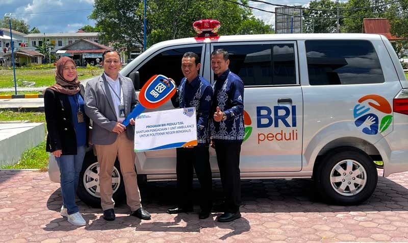 Branch Manager BRI Bengkalis, Mulkan didampingi Perwakilan RO BRI Pekanbaru, Yessi Anggraini Ambarsari menyerahkan bantuan satu unit mobil ambulan yang diterima Direktur Politeknik Bengkalis, Johny Custer di Kampus Polbeng, Kamis (21/9/2023).