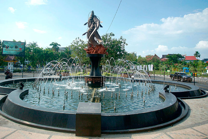 Tugu air mancur ikan selais yang berada di Jalan Jenderal Sudirman, tepat di depan Kantor Wali Kota Pekanbaru yang menjadi salah satu ikon Kota Pekanbaru nampak bersih dan indah, Ahad (7/6/2020).(DEFIZAL/RIAUPOS.CO)