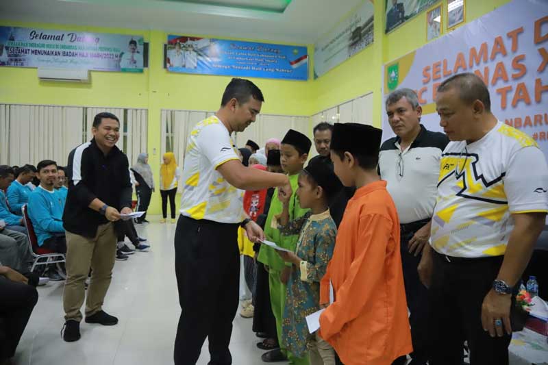 Kepala Dinas Kepala Dinas Kepemudaan dan Olahraga Riau H Boby Rachmat SSTP MSi  memberikan santunan kepada anak yatim saat pembekalan atlet Popnas Riau di Asrama Haji Riau, Jalan Mekar Sari, Kamis (25/8/2023) malam.
