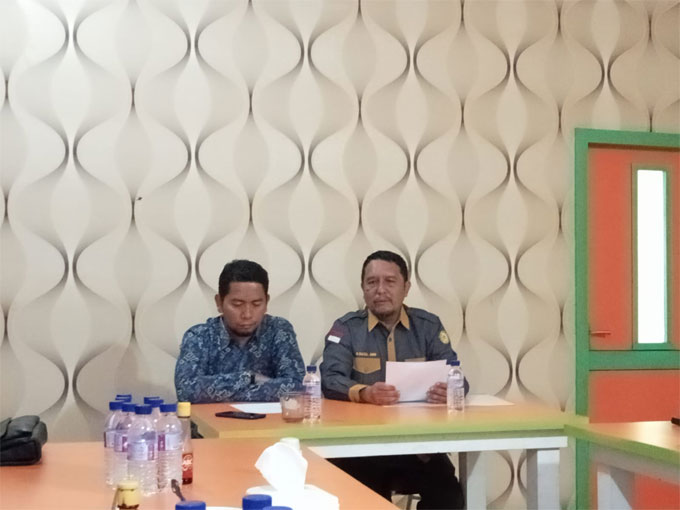 Rektor Umri Dr Saidul Amin (kanan) saat menyampaikan keterangan pers terkait Fakultas Kedokteran Umri, Selasa (3/1/2023).